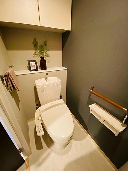 温水洗浄便座機能付きトイレです。収納付きでトイレットペーパーや掃除道具も仕舞えます。