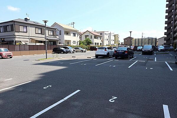 入出庫しやすい平面駐車場♪1台駐車場確保済です。