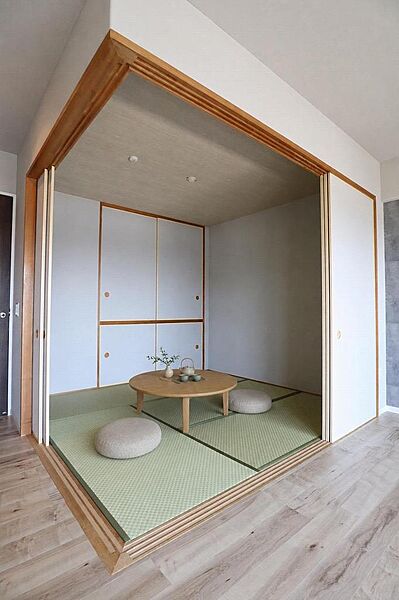 来客用の寝室やゆったり横になれる5帖和室です。押入付きでお布団も仕舞えます。（※撮影写真にAI家具合成）