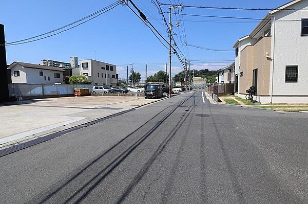 広く見通しの良い前面道路です。コンビニまで徒歩5分でちょっとしたお買物も便利な立地です。