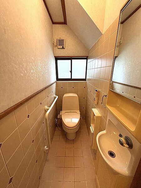 トイレ内に洗面があるのですぐに手洗いができます♪使いやすい温水洗浄便座です。