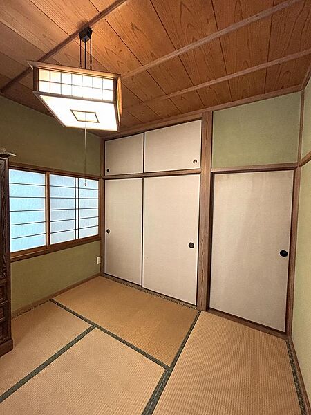 落ち着く空間の和室は天袋収納もあり容量充実。趣味のお部屋としても使いやすい4.5帖です。
