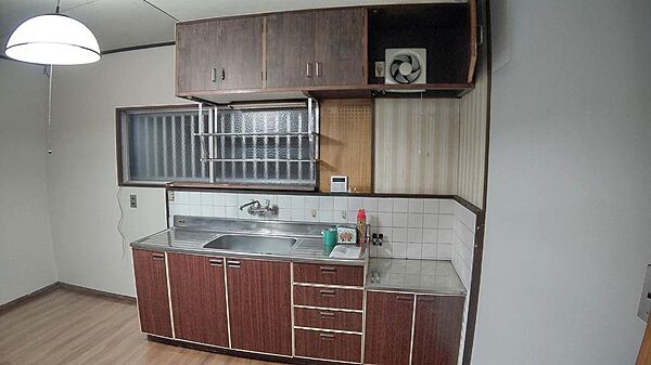上下に収納がしっかりとあるので調味料や調理器具も沢山仕舞えます。