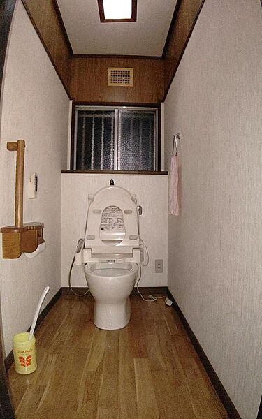 小窓付きで換気も良好な洋式トイレです。