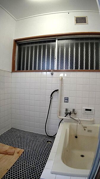 追い炊き機能付きで冬場でも暖かくご入浴可能。シャワー付きで洗髪もしやすいです