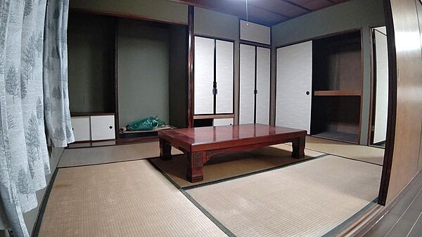 板の間付きの6帖和室です。リビングに隣接しており、扉を開けて開放的にお使いになれます。