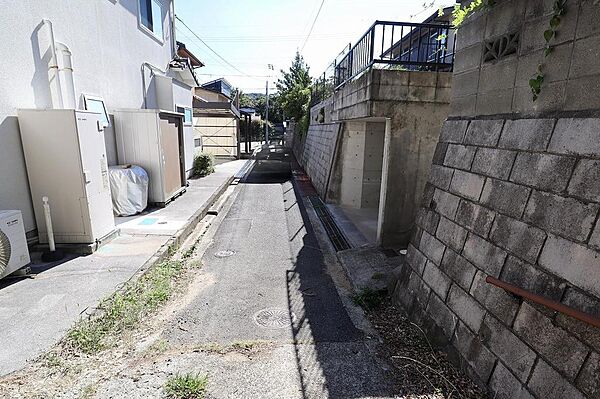 交通量の少ない静かな前面道路です