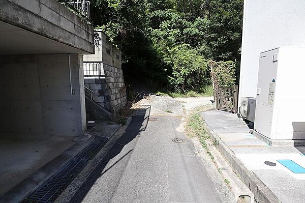 交通量の少ない静かな前面道路です