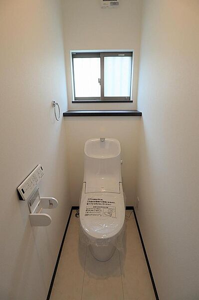 ウォシュレットなどの操作もしやすい壁付リモコン！すっきりとしたフォルムの洋式トイレでお掃除も楽々です