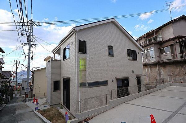 キッチンと洗面が一直線に繋がり、家事導線に配慮された生活しやすい導線が魅力。