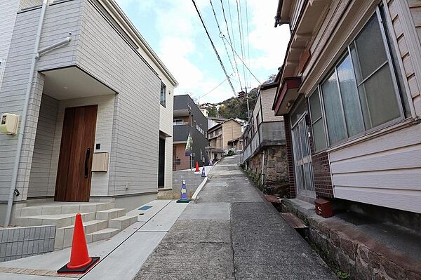 交通量の少ない静かな前面道路です。お仕事終わりなどにもお車でのお買い物もしやすい立地。