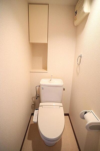 便利な棚付き♪温水洗浄機能付きのトイレで季節を問わず快適にお使いいただけます。