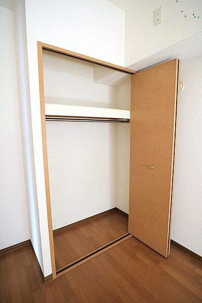 衣類や小物類を効率的に収納し、整理整頓できるクローゼット完備♪お部屋を広くお使いいただけます。
