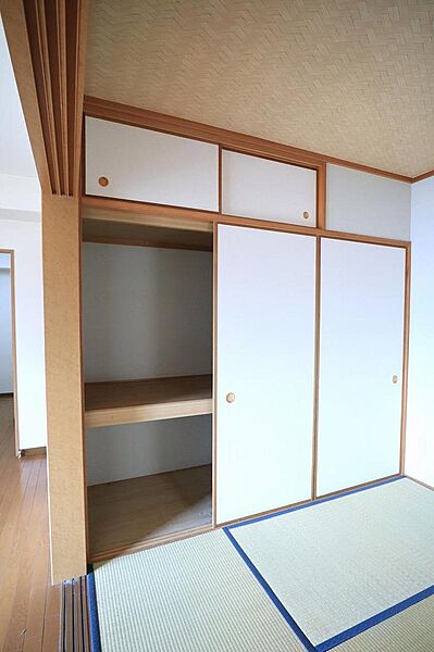 和室には押入れ完備！幅・奥行きがしっかりと確保され季節の家電の収納に便利です。