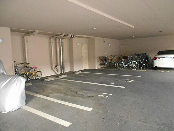 駐車のしやすい平面駐車場です。