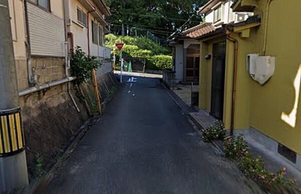 交通量の少ない静かな前面道路です。