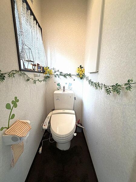 お子様も使いやすい洋式トイレです。小窓がありしっかり換気もできるので嫌な臭いも篭りにくいです。