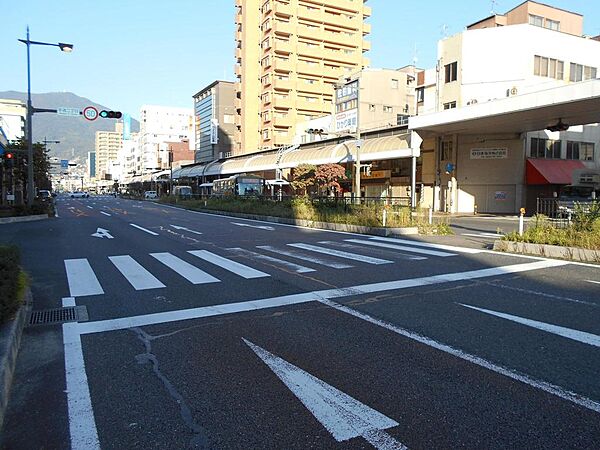 片側二車線の広く見通しの良い前面道路です。