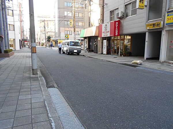 整備された見通しの良い前面道路です。