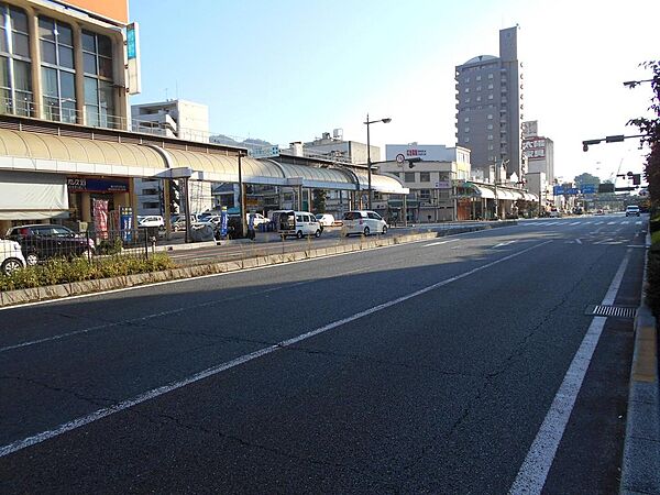 片側二車線の広く見通しの良い前面道路です。