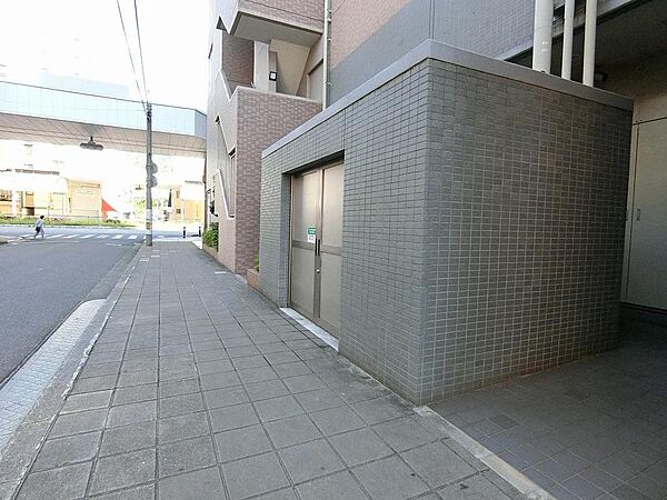敷地内のゴミ捨て場です。通勤時にゴミ捨てが可能で便利です。