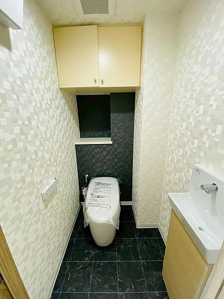 手洗いが分かれており、お手入れもしやすい洋式トイレです。