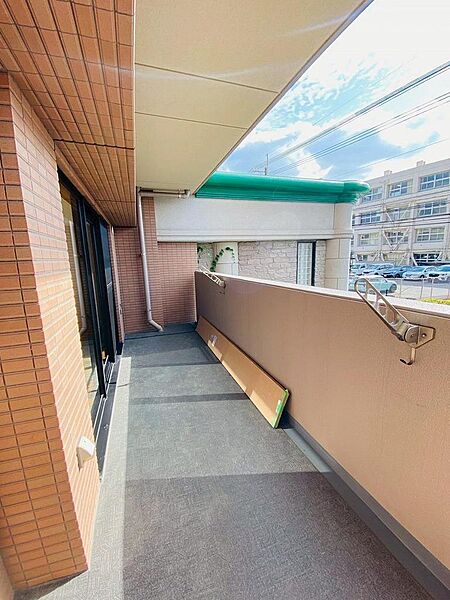 南向きで陽当たりの良いバルコニー！お洗濯物もたっぷり干せます♪