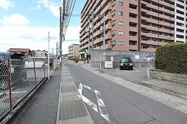 見通しの良い前面道路で自転車や徒歩での移動もしやすいです。