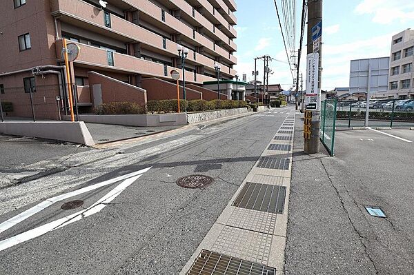 見通しの良い前面道路で自転車や徒歩での移動もしやすいです。
