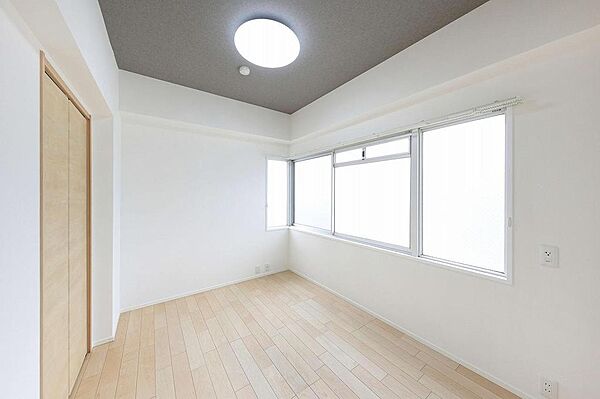 リモートワークや趣味のお部屋にも使いやすい4.6帖洋室です。開口部から暖かな光が差し込みます。