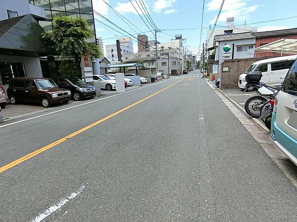 広く見通しの良い前面道路です。