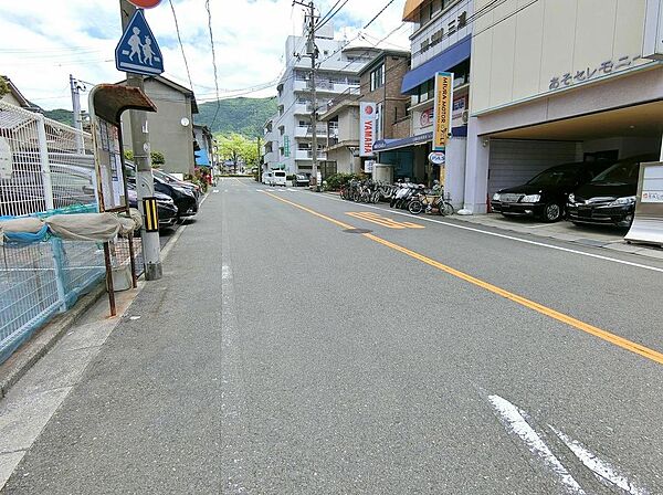 広く見通しの良い前面道路です。