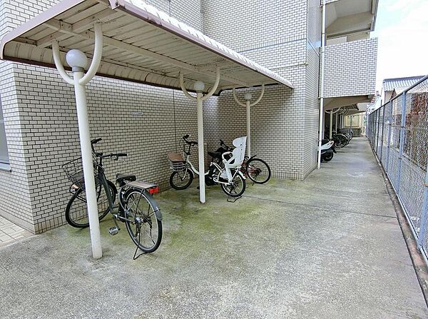 雨の日にも安心な屋根付き駐輪場です。