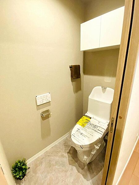 上部に収納がありトイレットペーパーのストックも収納可能！温水便座機能も使いやすい壁付リモコン仕様です