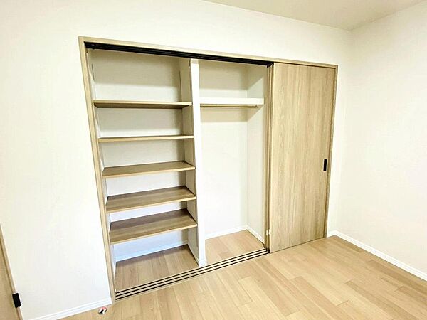 仕舞う物の大きさにより高さを変えられる便利な稼働棚仕様！スライドドアで大きく開口するので出し入れ楽々