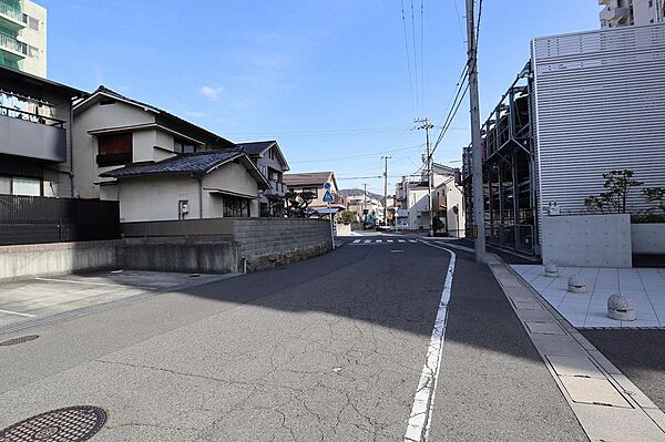 広く見通しの良い前面道路です。コンビニ・スーパーまで徒歩4分でお買い物も便利な立地です。