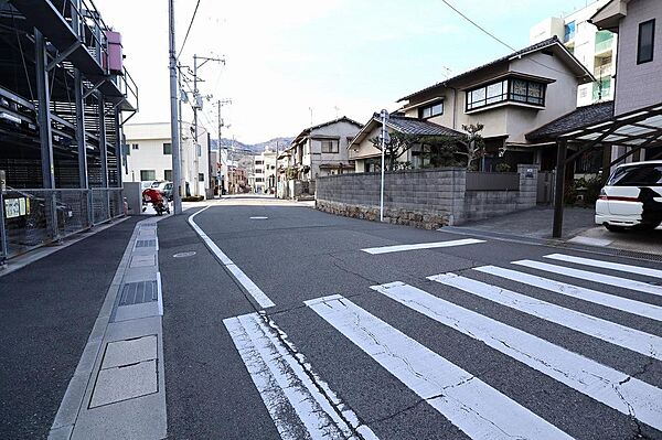 交通量の少なく静かな前面道路です。小中学校まで徒歩5分圏内でお子様も通学しやすい立地です。