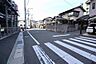 周辺：交通量の少なく静かな前面道路です。小中学校まで徒歩5分圏内でお子様も通学しやすい立地です。