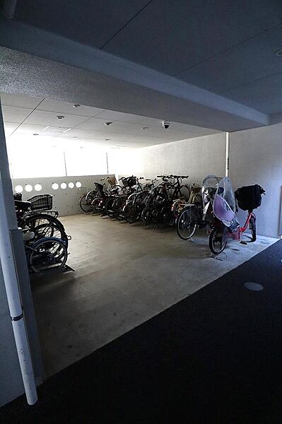 屋根付きの駐輪場なので、雨の日も濡れずに保管することができます♪