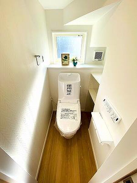 トイレ横にはインテリアやトイレットペーパーのストックなども置ける棚付き！便利な温水洗浄便座機能付き♪