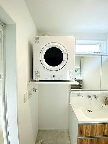 洗面室にはガス乾燥機「乾太くん」完備！バルコニーで干して乾かす手間が省け、時短にもなります♪