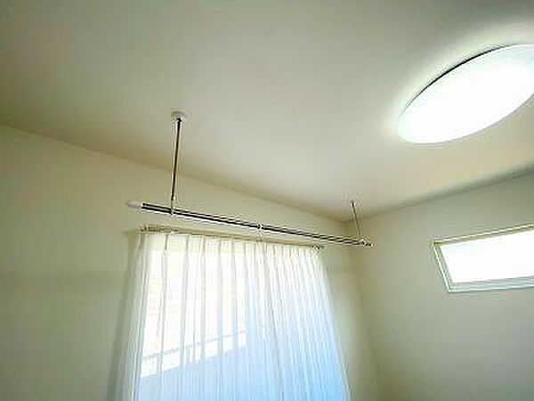 6.93帖洋室には部屋干し用の物干し竿付き！ちょっとした衣類やタオルも乾かせます。