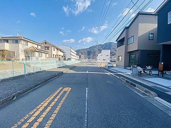 見通しの良い前面道路です。コンビニまで徒歩3分でちょっとしたお買物も便利♪