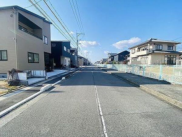 綺麗に舗装された前面道路です。小中学校まで徒歩9分圏内でお子様も通学しやすい立地です。