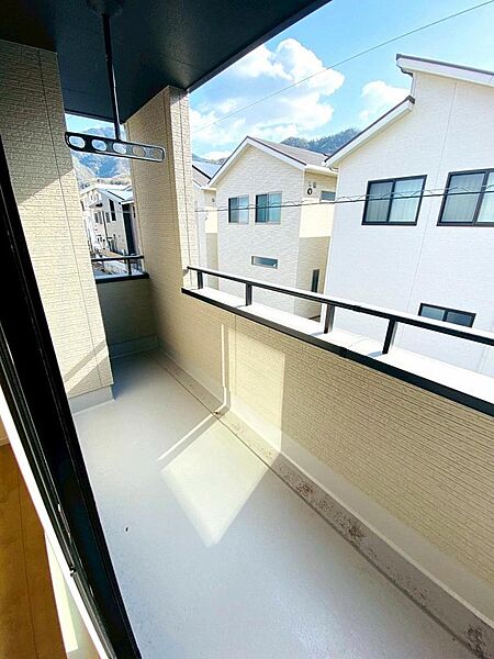 南東向きのバルコニーで日当たり良好☆お洗濯やお布団も干しやすくしっかりと乾きます。
