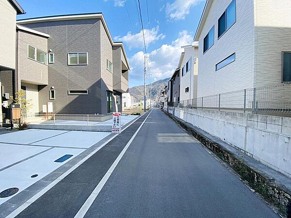 交通量の少ない静かな前面道路です！学校や公共交通機関も近くにあり外出もしやすい環境です。