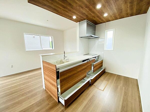 家族と会話を楽しみながら家事ができる対面式♪作業スペースが広くお料理のバリエーションも広がりそう！