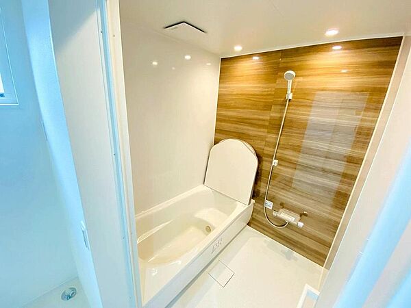 木目調のパネルが高級感を与えつつ癒しの空間に♪浴槽内ステップ付きで半身浴も楽しめます！