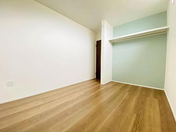 子供部屋にピッタリな6帖洋室！さわやかなブルーのクロスでお部屋を一段と明るく、広く見せてくれます。