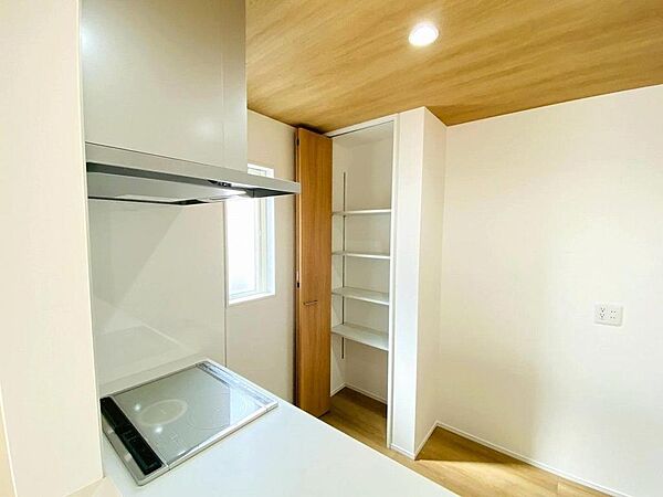 キッチンにはパントリー付き♪買い置きの調味料や飲料水など仕舞えて便利です！